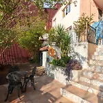 Leafy Views & Light Filled Comfort In Kuzguncuk *