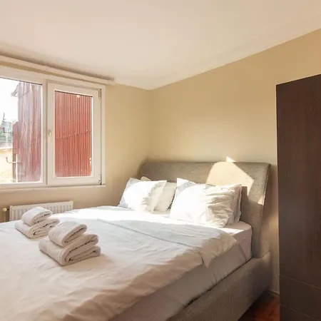 Leafy Views & Light Filled Comfort In Kuzguncuk Apartmán