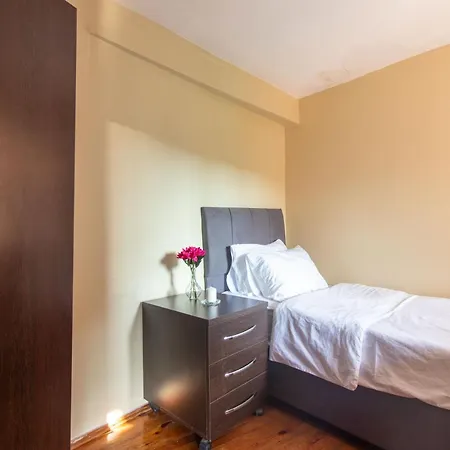 Leafy Views & Light Filled Comfort In Kuzguncuk