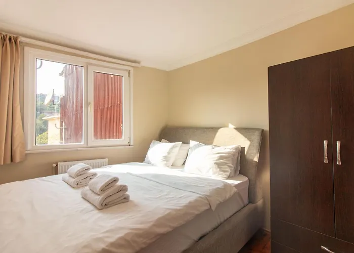 Leafy Views & Light Filled Comfort In Kuzguncuk Apartamento