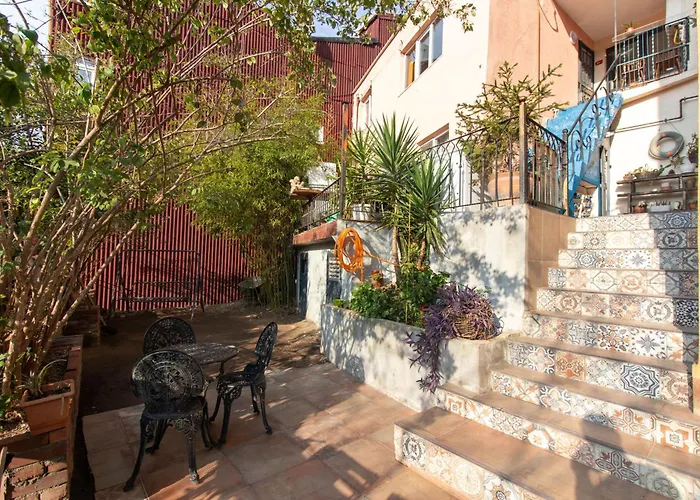 Leafy Views & Light Filled Comfort In Kuzguncuk *