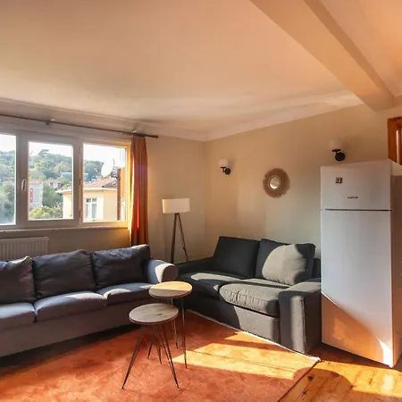 Leafy Views & Light Filled Comfort In Kuzguncuk Διαμέρισμα *