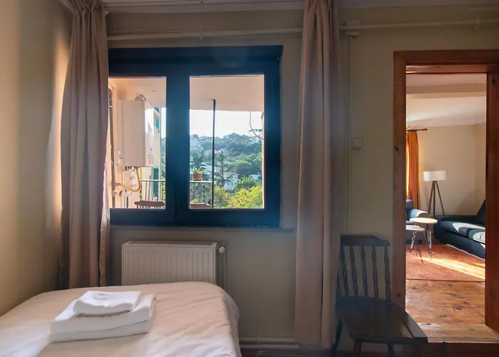 Leafy Views & Light Filled Comfort In Kuzguncuk Appartement